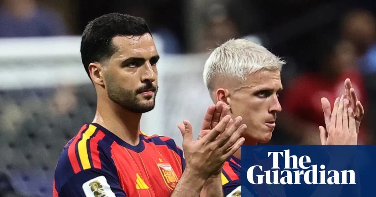 Jugadores españoles aplaudiendo tras el partido