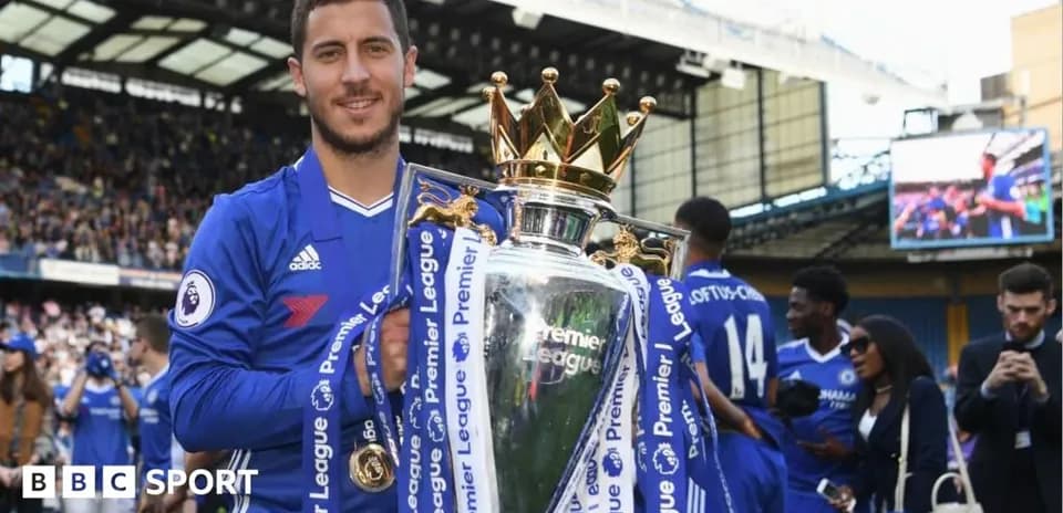 Jugador de Chelsea levantando el trofeo de Premier League