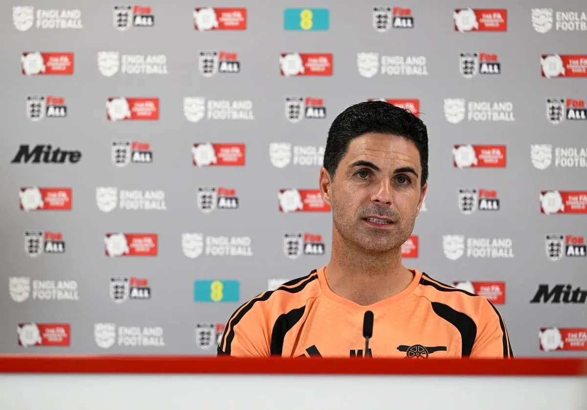 Entrenador en conferencia de prensa con fondo de patrocinadores