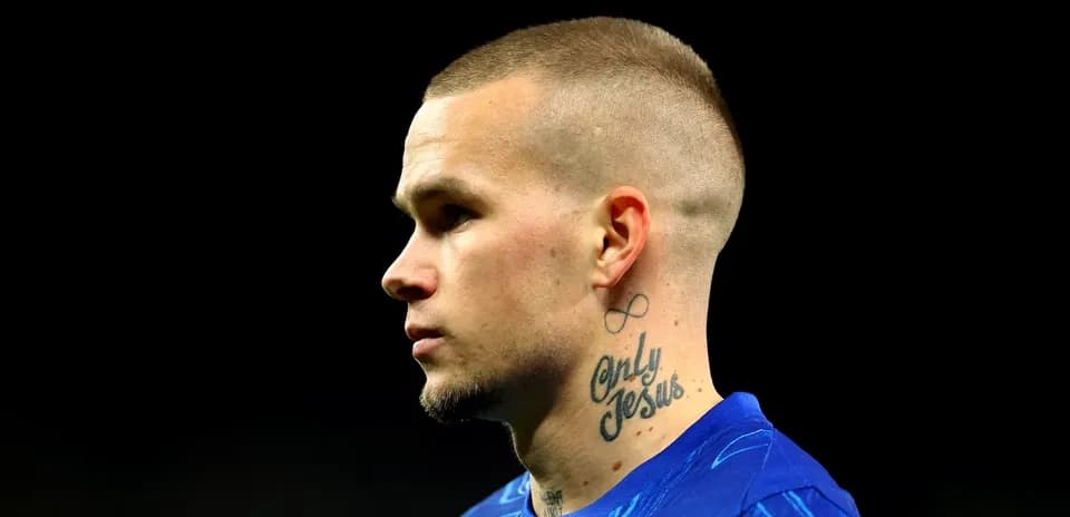 Jugador de fútbol con camiseta azul en perfil