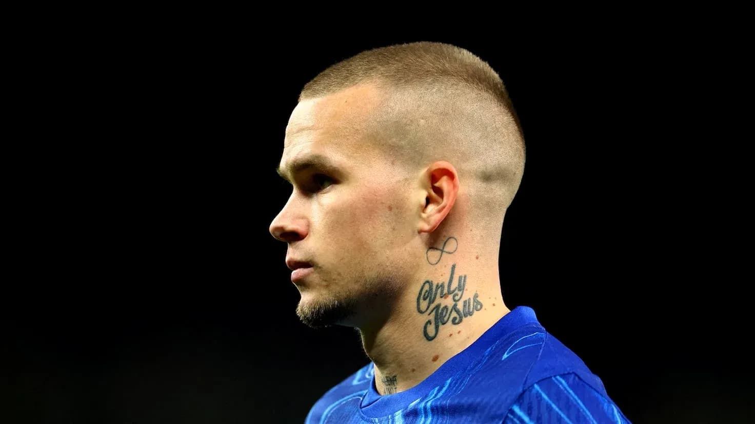 Jugador de fútbol con camiseta azul en perfil