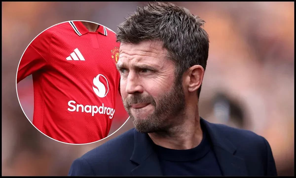 Entrenador observando partido con camiseta de Manchester United