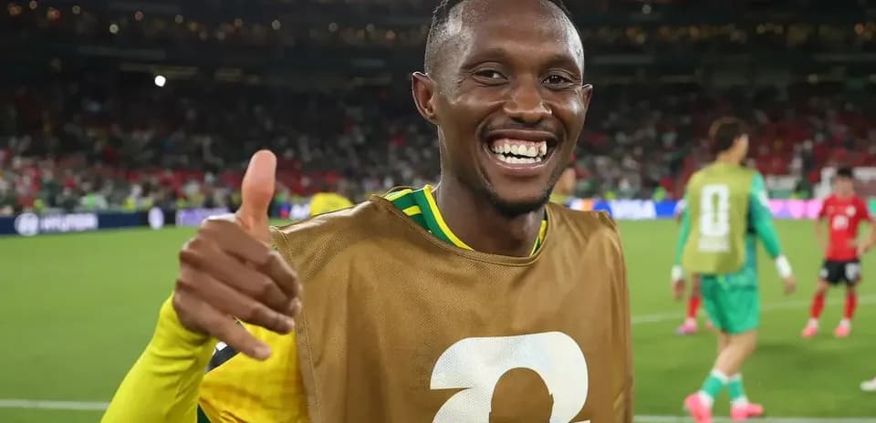 Jugador sonriendo y haciendo pulgar hacia arriba en el campo