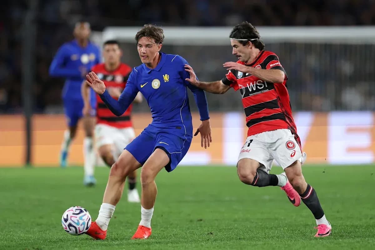 Jugador con camiseta azul driblando a oponente en partido