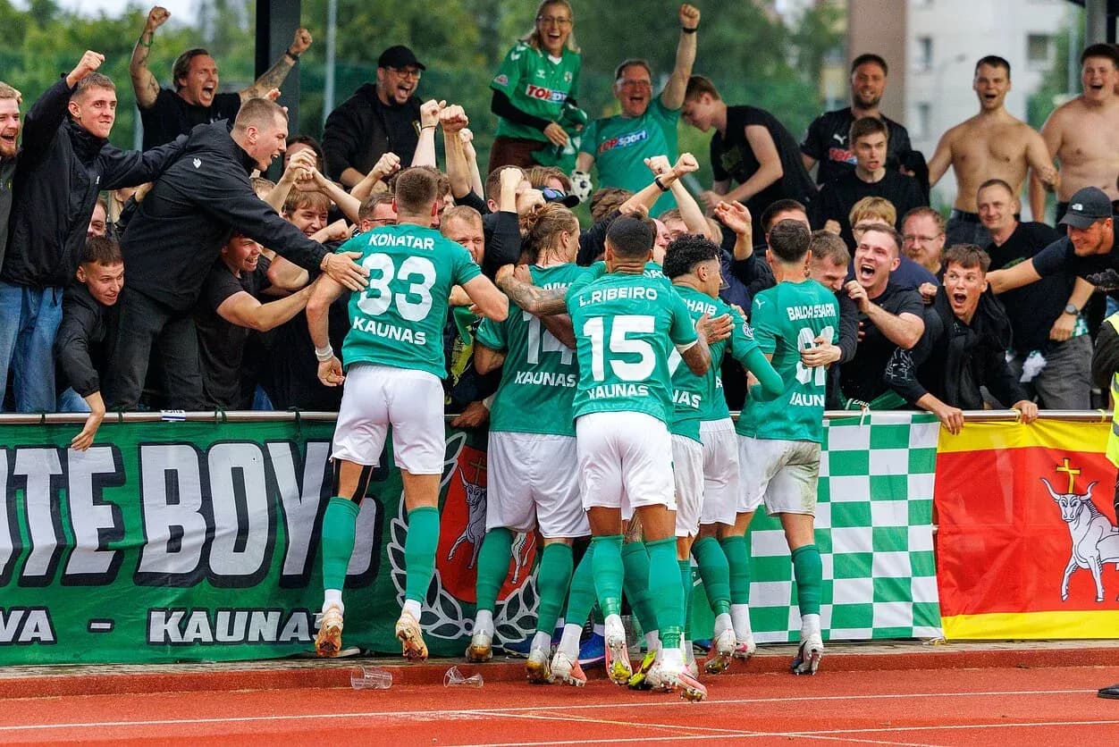 Jugadores de Kauno Žalgiris celebrando un gol