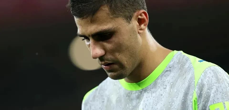 Portero con camiseta de entrenamiento en el campo