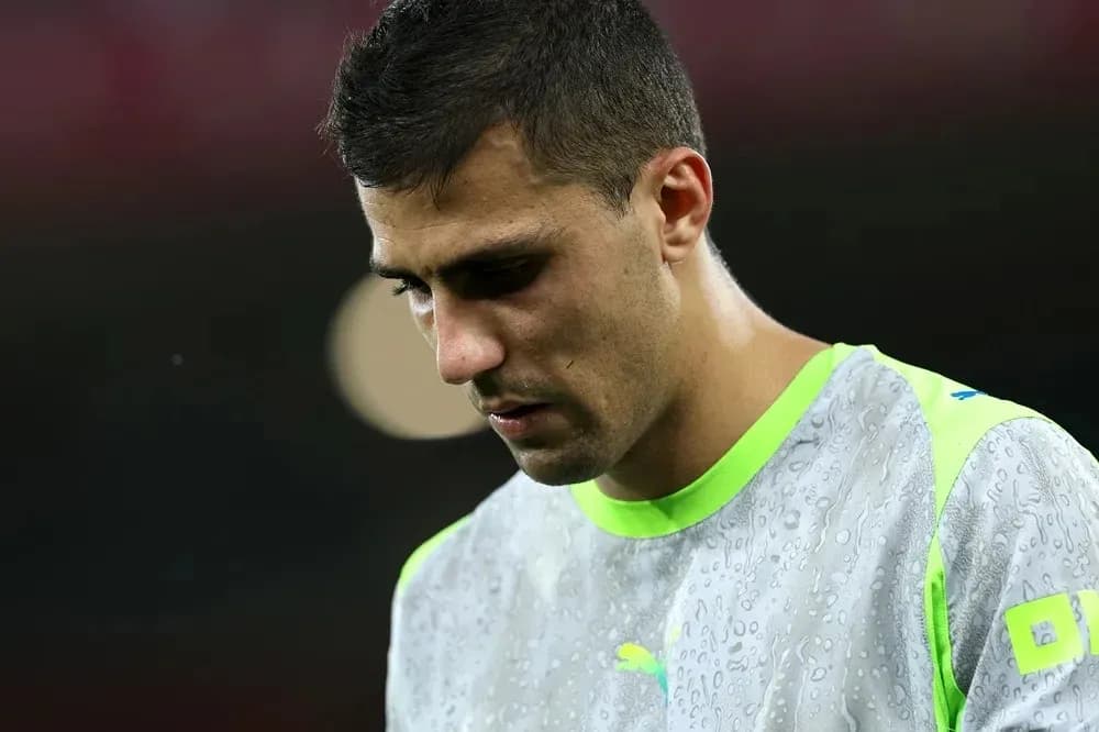 Portero con camiseta de entrenamiento en el campo