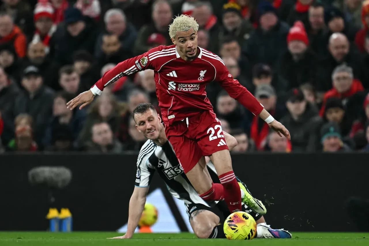 Jugador de Liverpool deslizándose contra Newcastle