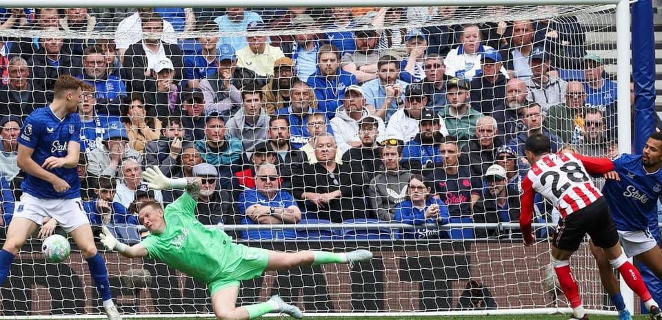 Jugador de Sunderland lanzando un penalti