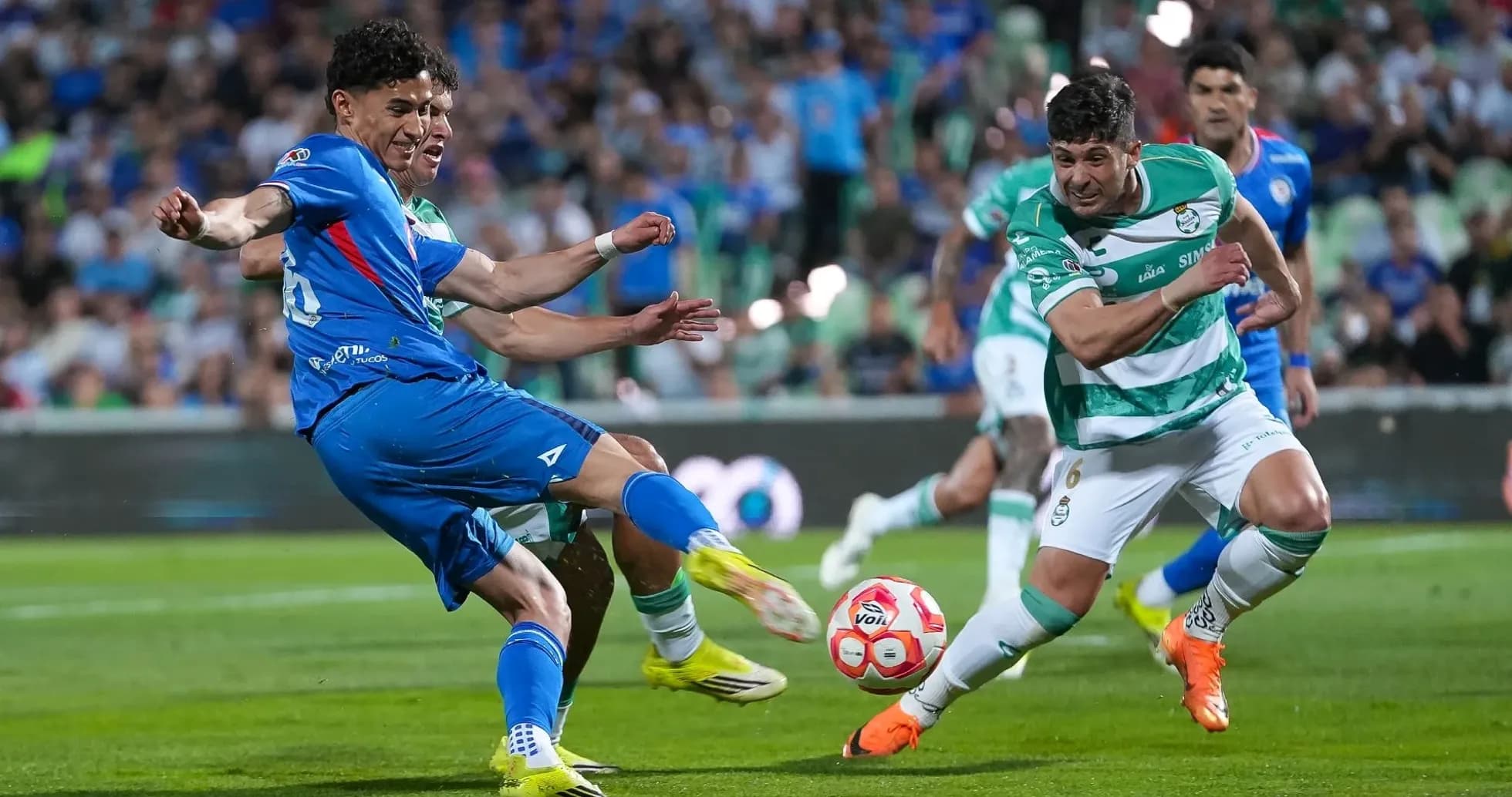 Acción durante el partido Cruz Azul vs Santos Laguna