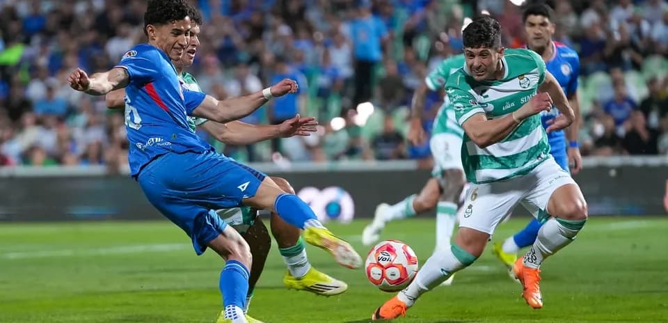 Acción durante el partido Cruz Azul vs Santos Laguna