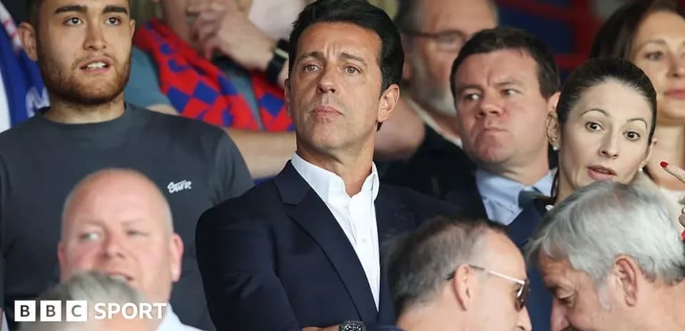 Hombre en traje observando un evento deportivo