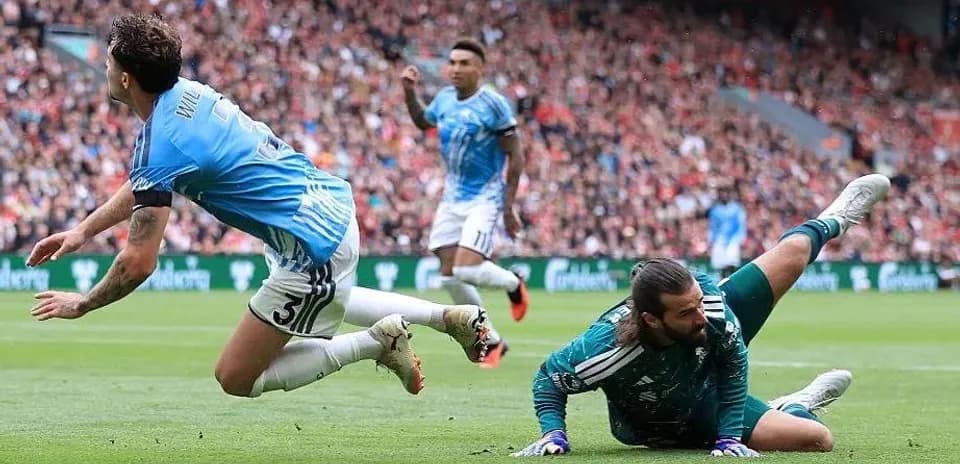Jugador cae tras intentar marcar gol frente al portero