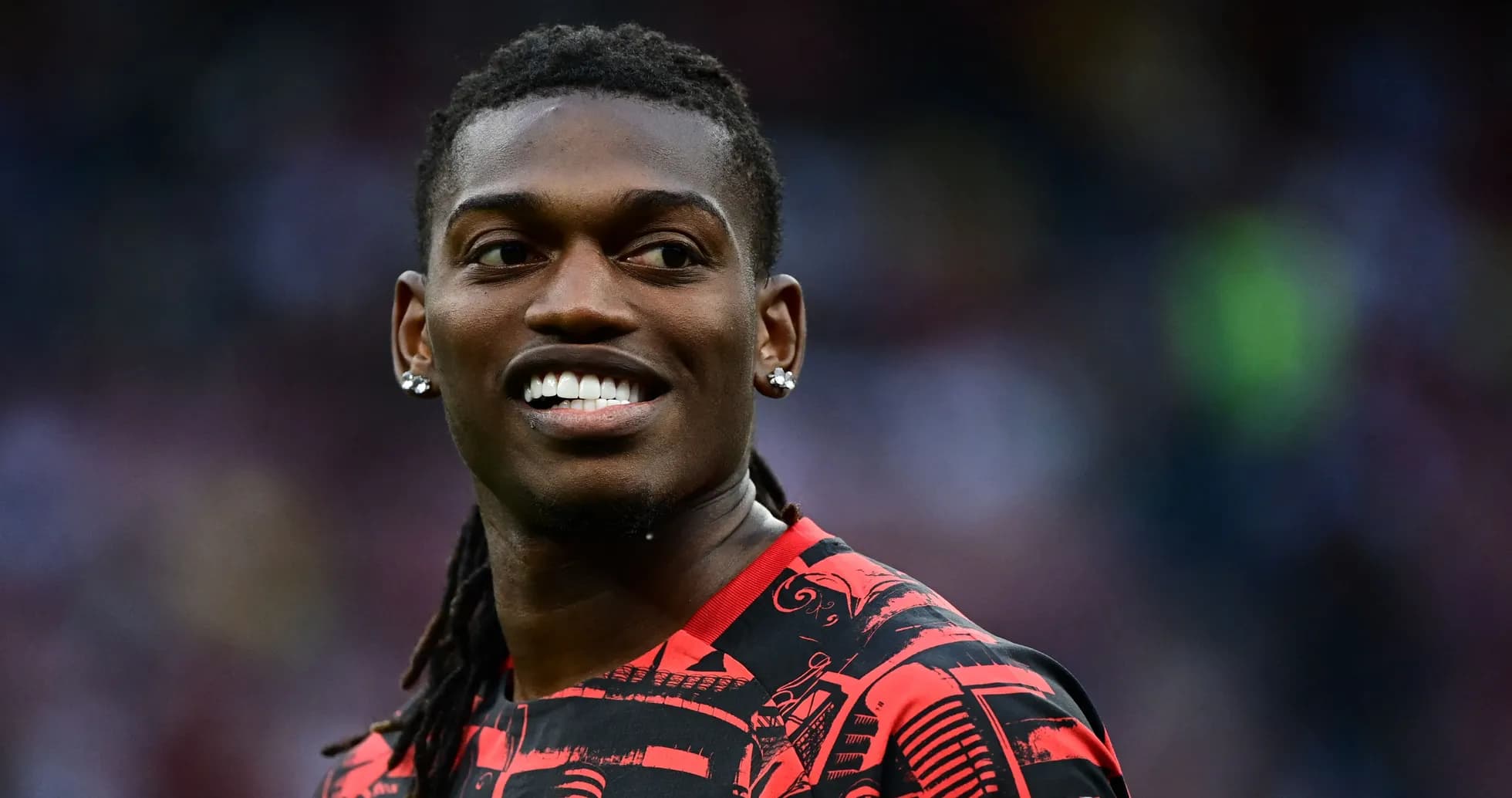 Jugador sonriendo en uniforme rojo y negro