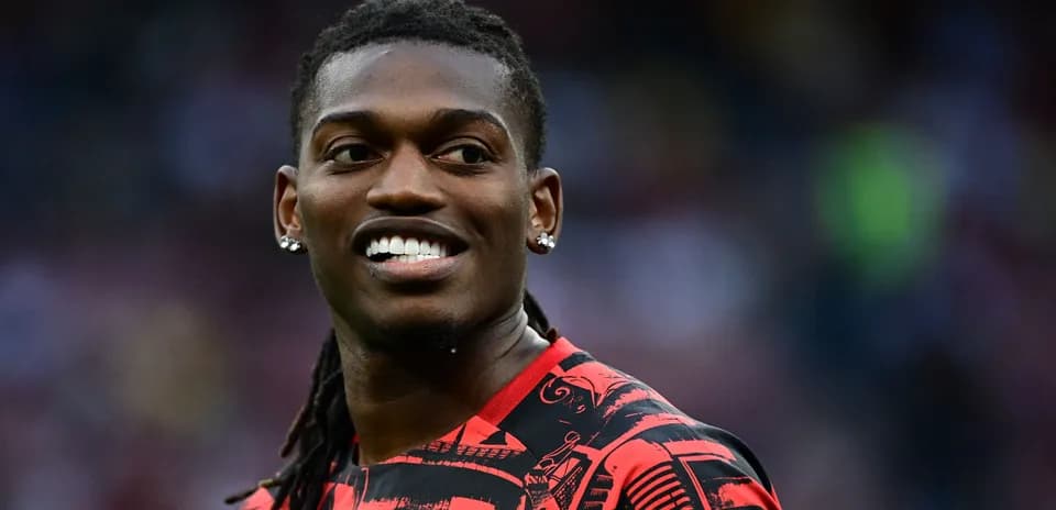 Jugador sonriendo en uniforme rojo y negro