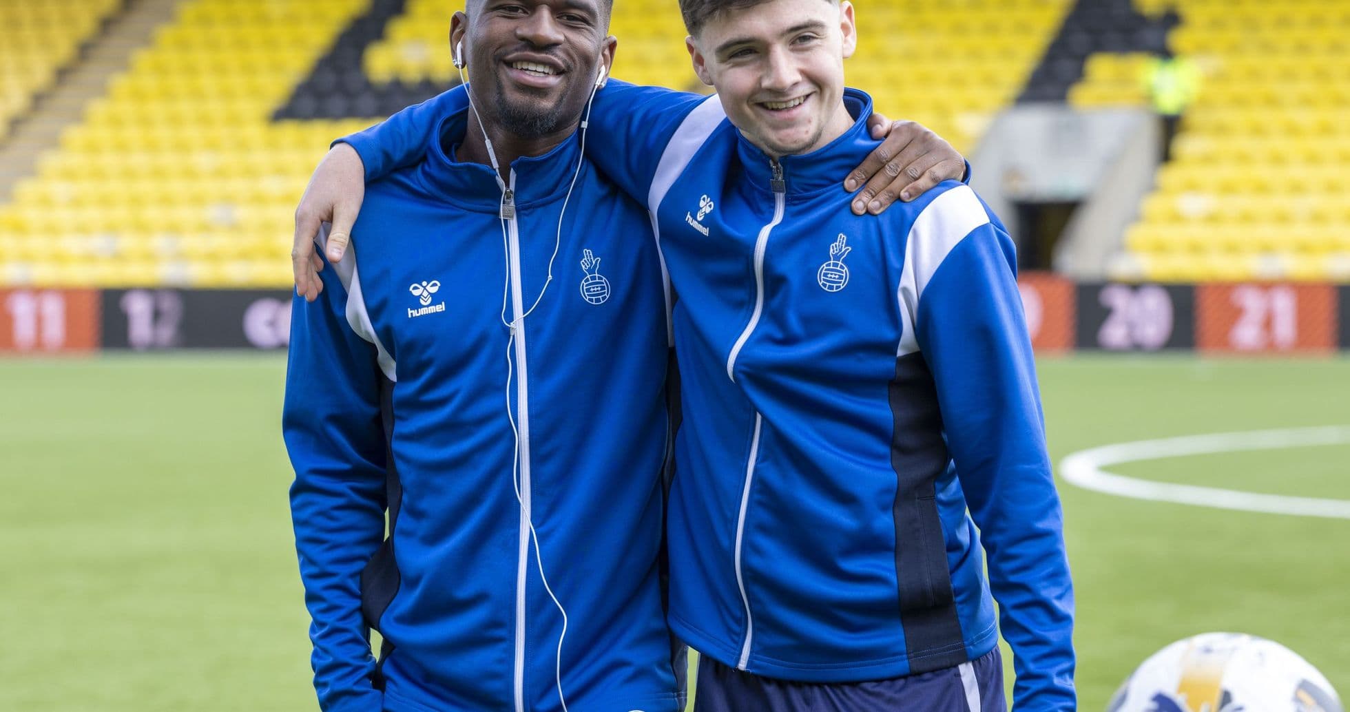 Dos jugadores posando en el campo de entrenamiento