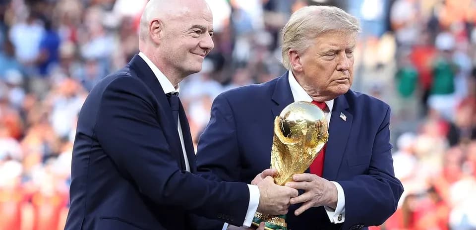 Gianni Infantino y Donald Trump con el trofeo mundial