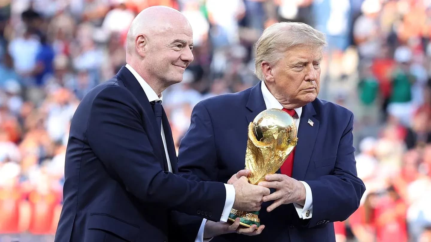 Gianni Infantino y Donald Trump con el trofeo mundial