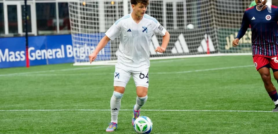 Jugador driblando en el partido New England II vs NYC II