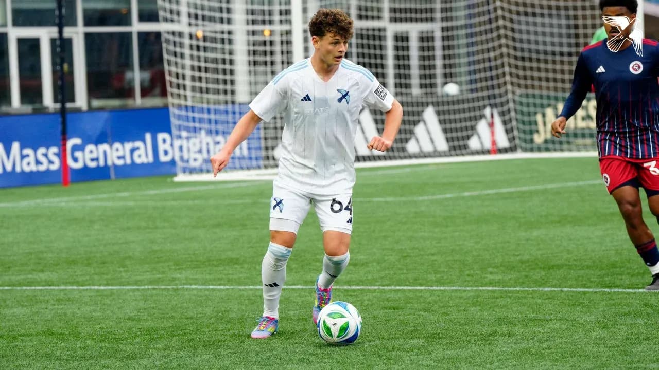 Jugador driblando en el partido New England II vs NYC II