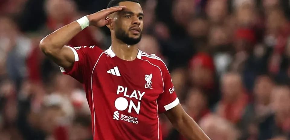 Jugador de Liverpool saludando tras anotación