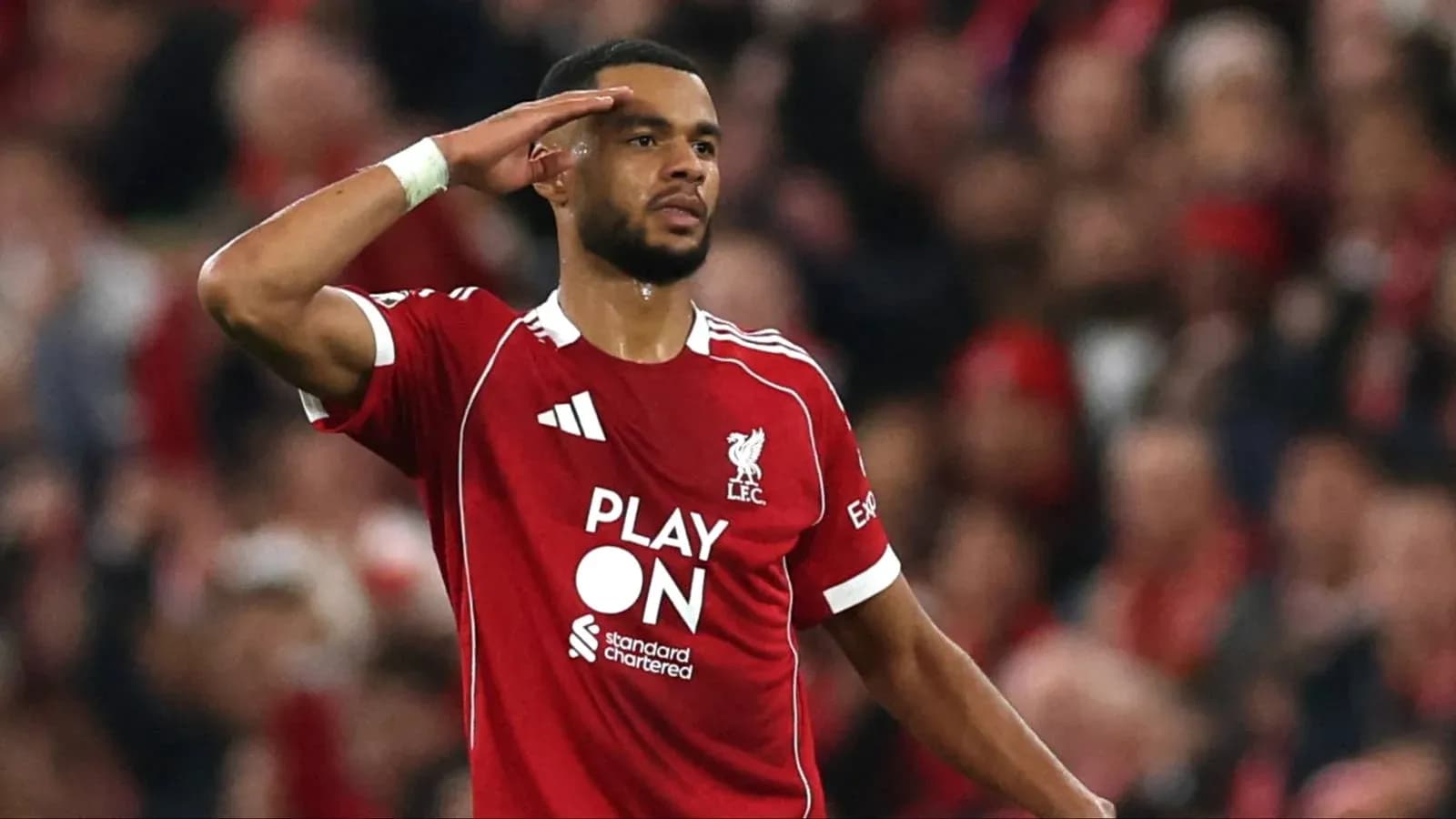 Jugador de Liverpool saludando tras anotación