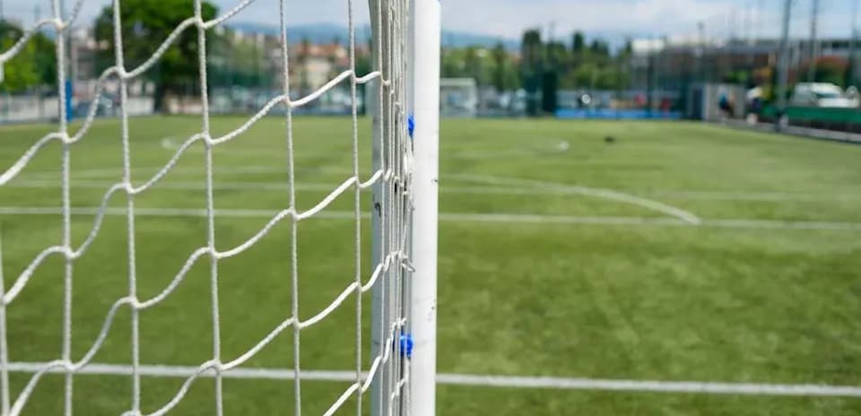 Red de un arco de fútbol en campo verde