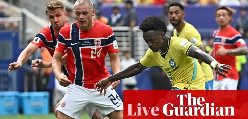 Jugador de Brasil driblando a defensores noruegos