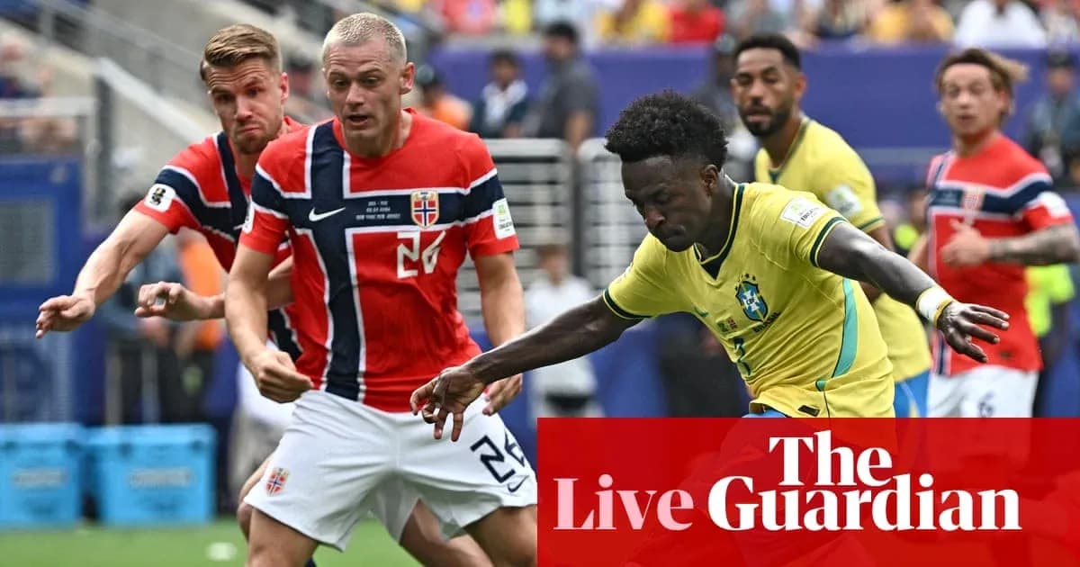Jugador de Brasil driblando a defensores noruegos