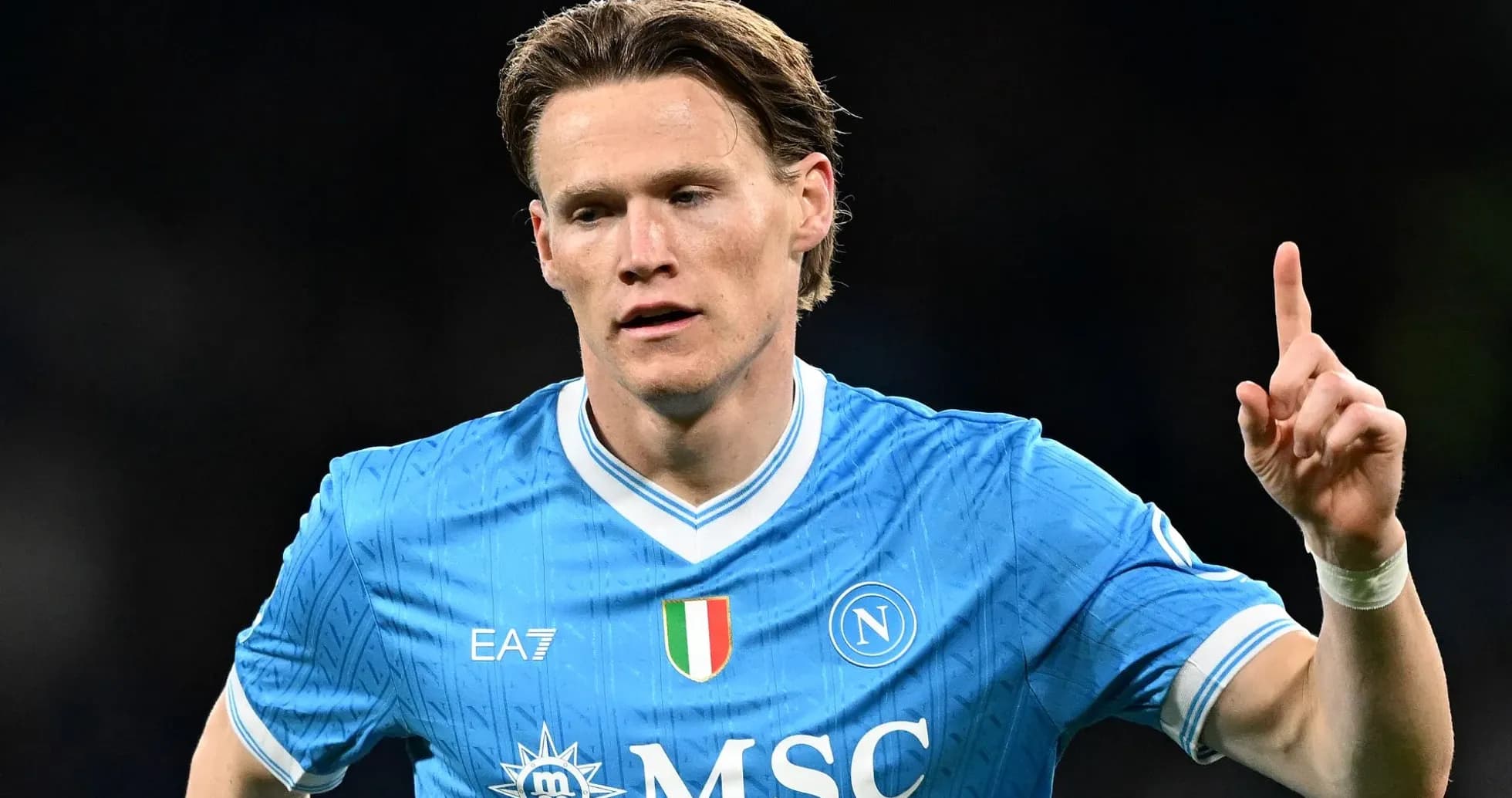 Jugador de Napoli levantando un dedo durante partido