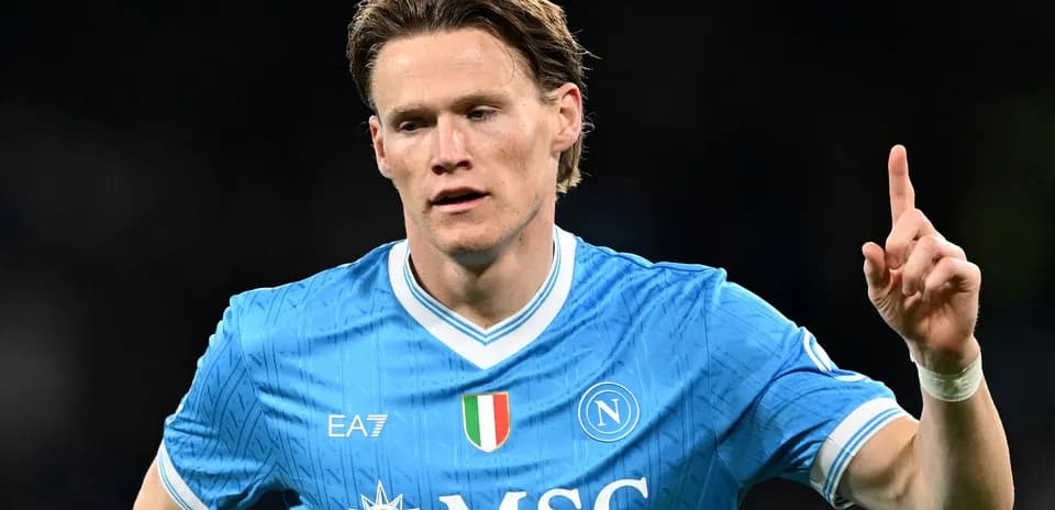 Jugador de Napoli levantando un dedo durante partido