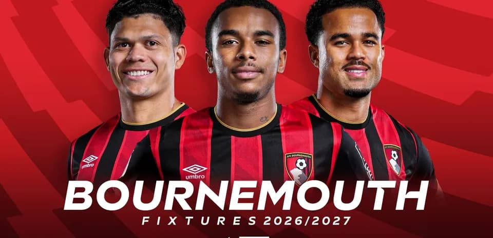 Tres jugadores de AFC Bournemouth con camiseta roja y negra