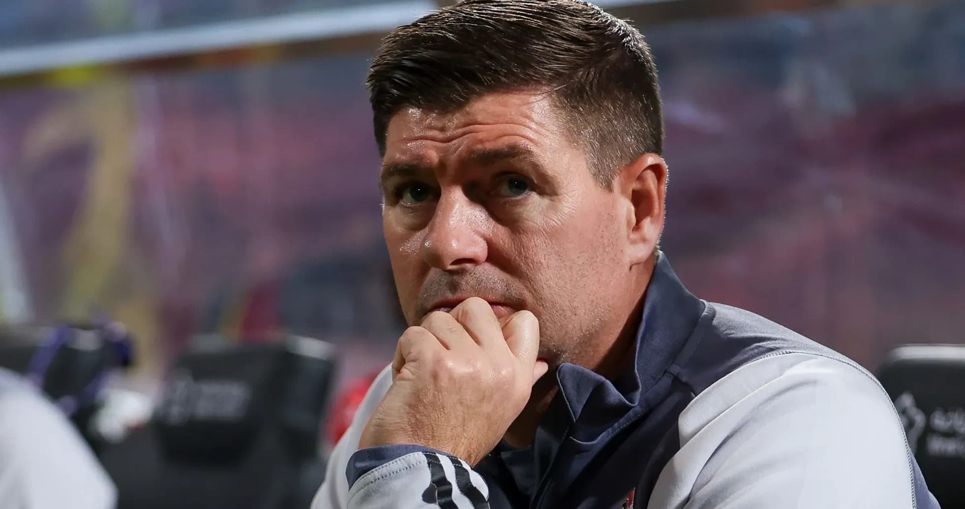 Entrenador observando el partido desde la banca