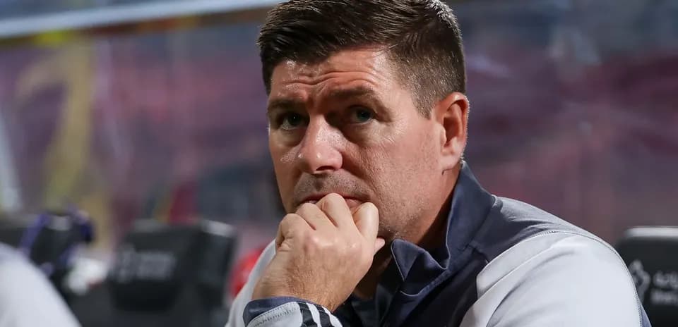 Entrenador observando el partido desde la banca