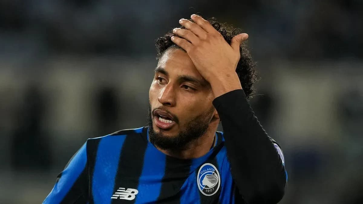 Jugador de Atalanta tocándose la cabeza durante el partido
