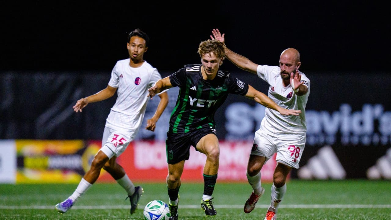 Jugador de Austin II driblando a defensores