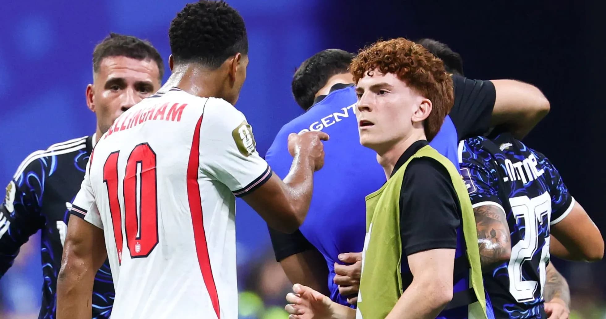 Jugadores interactuando durante un partido de fútbol