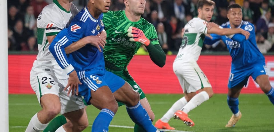 Jugadores luchando por el balón en Elche vs Getafe