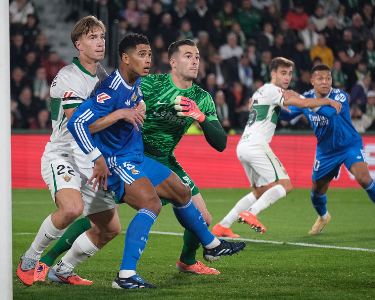 Jugadores luchando por el balón en Elche vs Getafe
