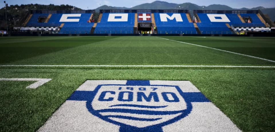 Campo de fútbol del equipo Como con logo