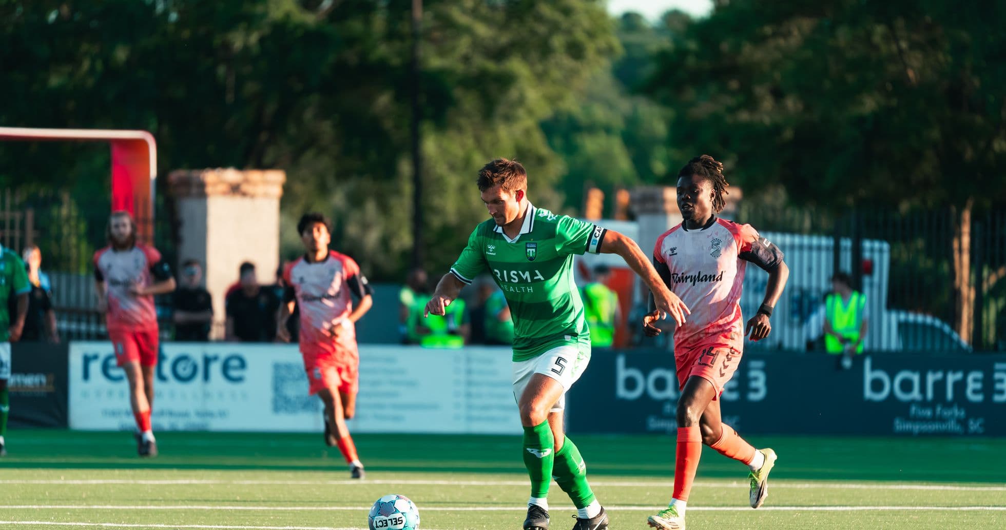 Jugador con balón durante el partido de fútbol