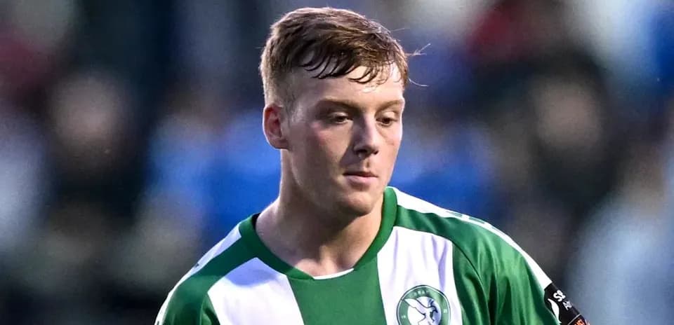 Jugador con camiseta verde y blanca durante partido