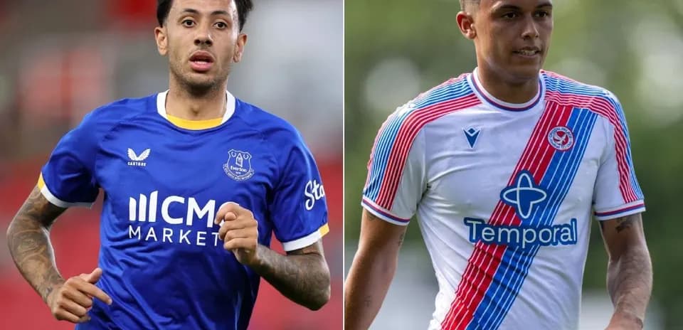 Dos jugadores en acción con camisetas de clubes diferentes