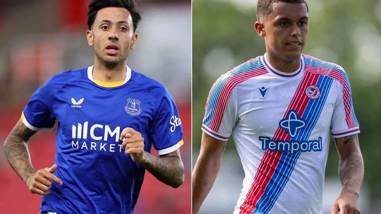 Dos jugadores en acción con camisetas de clubes diferentes