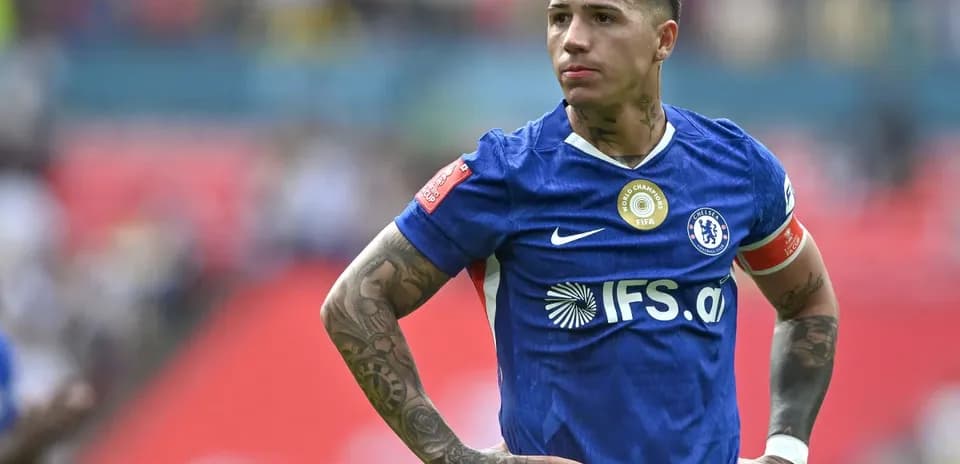 Jugador de Chelsea con camiseta azul durante el partido