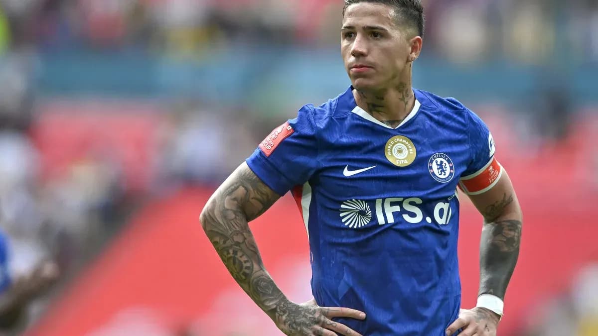 Jugador de Chelsea con camiseta azul durante el partido