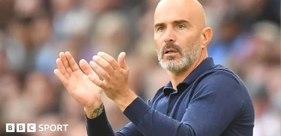 Entrenador aplaudiendo durante el partido
