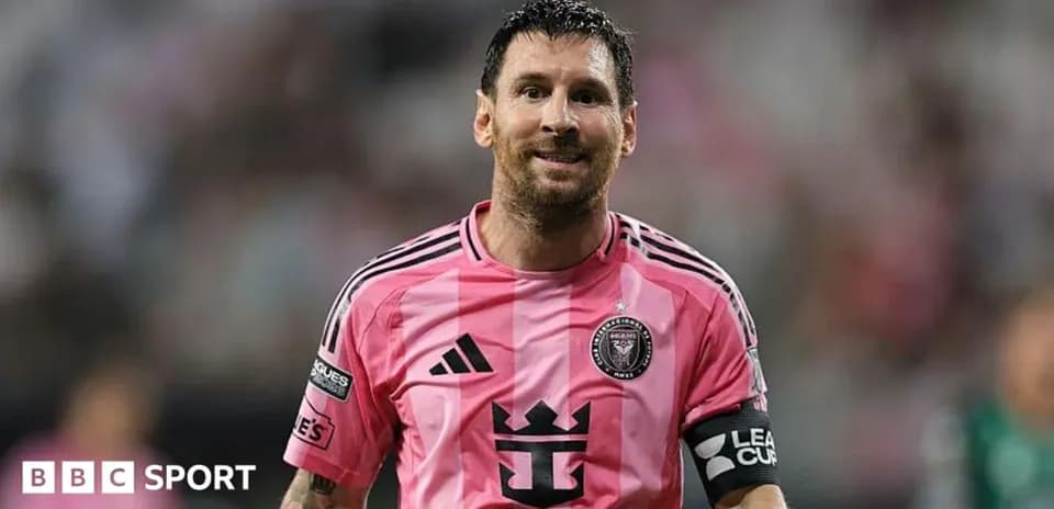 Jugador de Inter Miami en camiseta rosa durante partido
