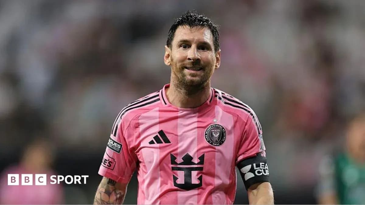 Jugador de Inter Miami en camiseta rosa durante partido Jugador de Inter Miami en camiseta rosa durante partido