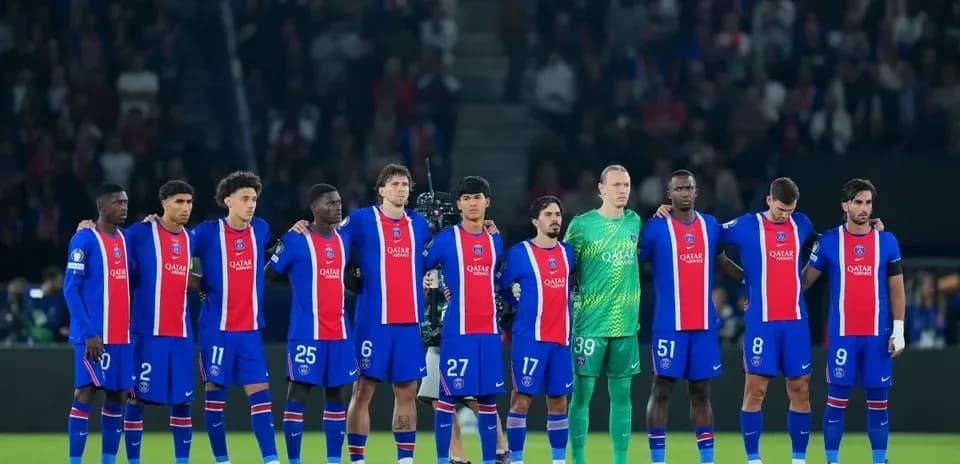 Equipo de PSG alineado antes del partido
